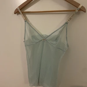 Linne  - Gulligt mesh linne från Intimissimi i mesh liknade material. Super gulliga detaljer både på axelbandet och på rosetten vid bysten!