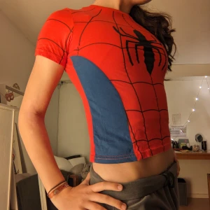 Spiderman tshirt - Ascool spiderman tisha I gott skick. På bilden är jag 170 cm lång och har vanligtvis strl S/26💓 Kan även mötas upp i Uppsala!