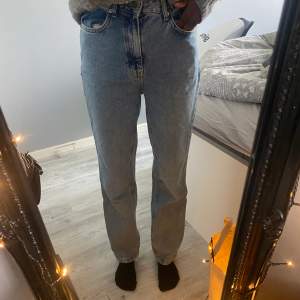 Straight leg jeans och hög midjande🫶🏽Jag är ca 170cm för referens och de sitter perfekt i längden