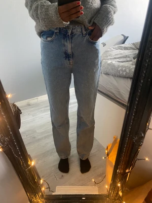 Jeans  - Straight leg jeans och hög midjande🫶🏽Jag är ca 170cm för referens och de sitter perfekt i längden