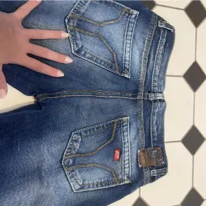 Miss sixty jeans som tyvärr är för små för mig :( midjemått tvärs över 37cm innerbenslängd 77cm