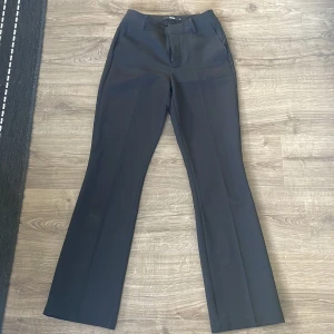 Kostymbyxor bikbok  - Säljer ett par kostymbyxor i storlek 36 från bikbok, använd endast fåtal gånger💕