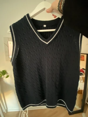 stickad v ringad väst - Helt oanvänd i jätte fint skick och i 100% bomull