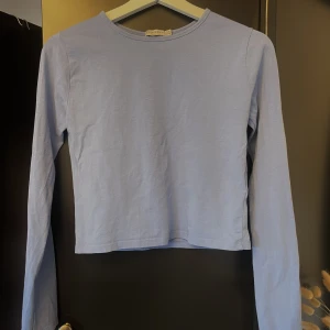 Blå tröja - Tröja i somrig blå färg i storlek M, men passar S också från Strandivarius💙 290kr