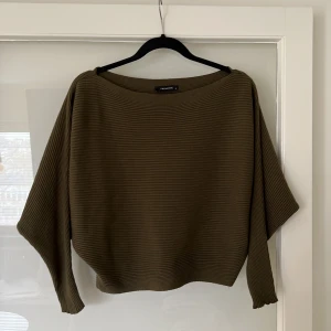 Ribbstickad olivgrön tröja  - Superskön och snygg ribbstickad tröja i en härlig olivgrön färg! Se andra bilden då den första är lite missvisande pga ljuset.   Strl M 🤍