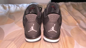Jordan 4 black canvas se - Helt nya oanvända Jordan 4s. Jag har inget kvitto för att köpte när jag var i uk i jd och sen dess tappat bort kvittot. Man kan jätte gärna få flera blider och få se de i verkligheten.