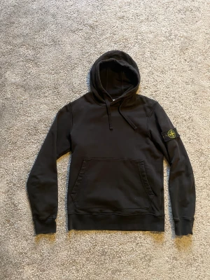 Stone Island Hoodie - En Stone Island hoodie i mycket bra skick säljs då jag har växt ur den. Hoodien är sparsamt använd och är inköpt på deras butik i Stockholm. Påse, kvitto och prislapp finns kvar.