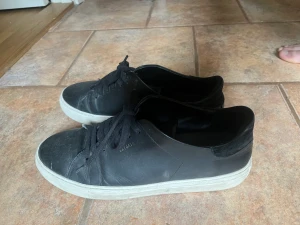 Arigato skor dm för mer info - Haft sen december köpt på arigato butik i London allt og ingår kan även få tag i kvitto Stolek 42