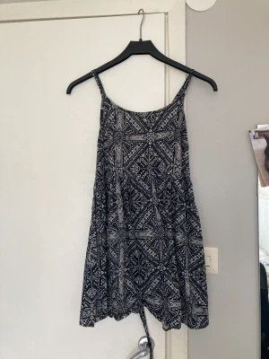 Klänning  - En jättefin klänning med öppen rygg säljs pågrund av använder inte längre 