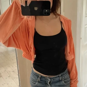 Kofta - Kofta från bershka köpt för ett tag sen men aldrig använt❤️ står ”party girl” på ärmen⭐️