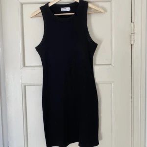 Ribbad kort klänning - Ribbad ganska kort klänning. Jag är 172 och den slutar strax under rumpan på mig 