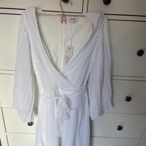 Klänning  - En vit klänning som passar perfekt till studenten. Aldrig använd🤍