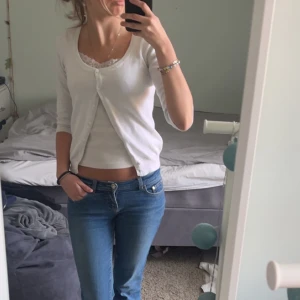 Trekvartsärm kofta - Jätte fin vit trekvartsärmad kofta i stl S, super fint skick❤️  Från zara❤️