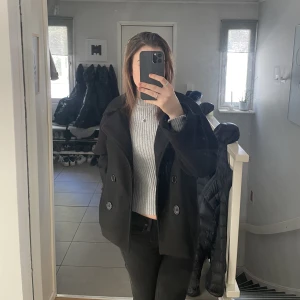 Tröja - Så fin stilren grå tröja! Köpt utomlands för några år sedan och är sen dess aldrig använd💕hör av dig vid frågor och tryck gärna på ” köp nu” knappen om du vill köpa☺️