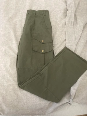 Fjällräven byxa! - Bra friluftsbyxor ifrån fjällräven, bra kvalitet med högre midja i storlek 36. Säljer då jag ej kan ha dem längre