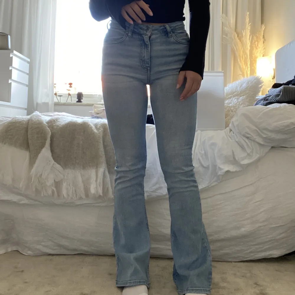 Bootcut jeans från Gina Tricot i storlek S. Jeans & Byxor.