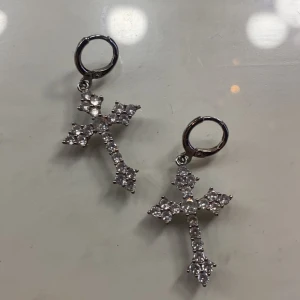 Korsörhängen - Jätte fina diamant örhängen💎 Har använt dom typ 2 gånger, bra kvalitet💞