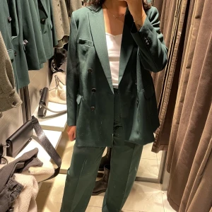 Mörkgrönt set från Zara  - Säljes pga kommer ej till användning   Mörkgrönt set från ZARA   - byxor stl M  - blazer stl XL (perfekt som oversize för en med stl M)  Nypris 1200kr tillsammans