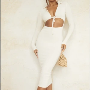 Stone Tie Bust Detail Brushed Rib Long Sleeve Midaxi Dress - Klänning från PLT, aldrig använd med prislapp på