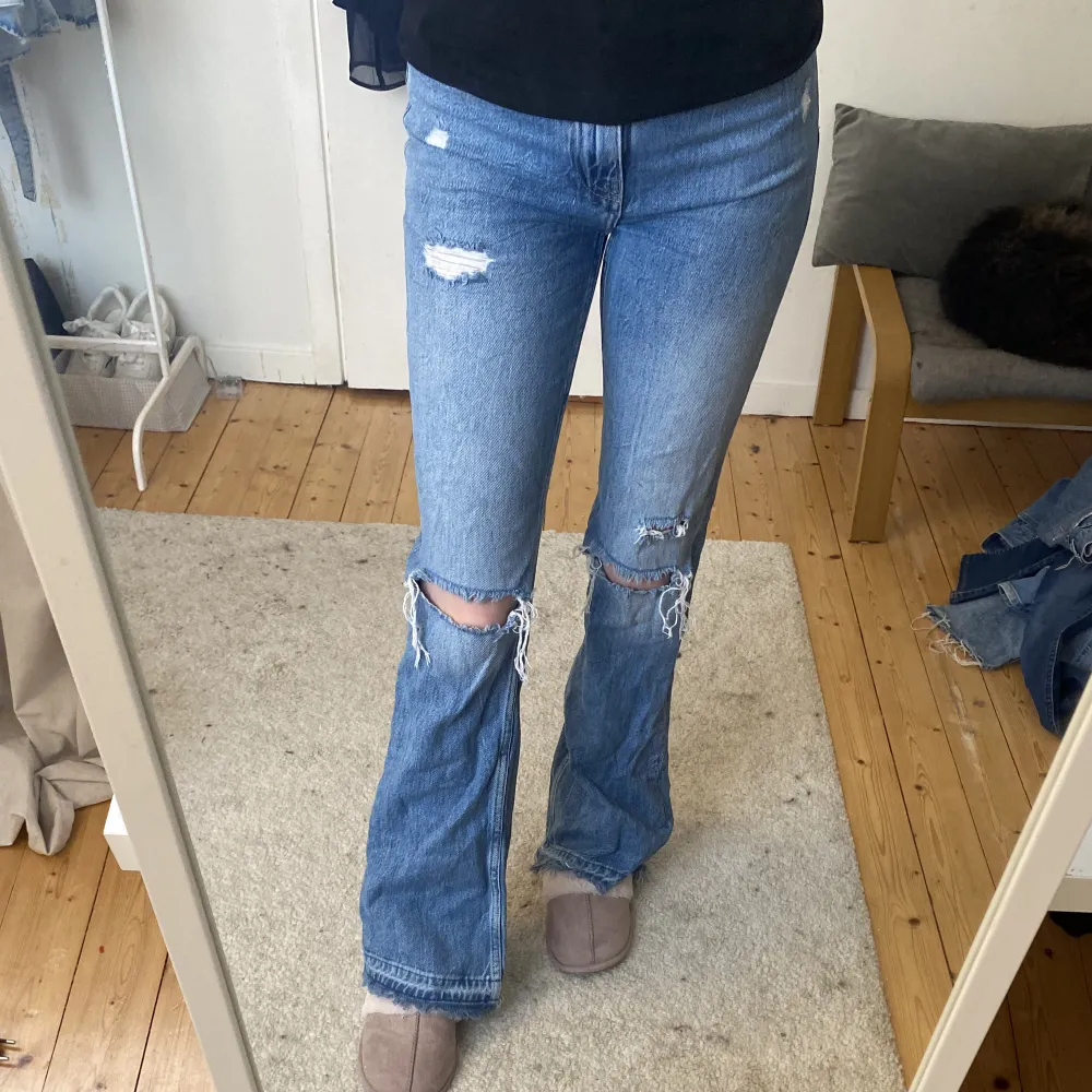 Blå fina flared jeans från bershka💙 Jag är 168 lång som referens :) ⭐️JUST NU ALLA JEANS PÅ MIN SIDA 95kr/STYCK⭐️. Jeans & Byxor.