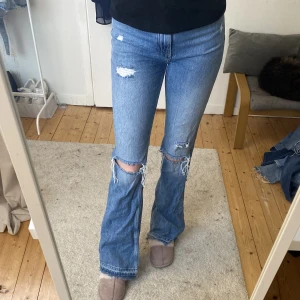 Blå jeans - Blå fina flared jeans från bershka💙 Jag är 168 lång som referens :) ⭐️JUST NU ALLA JEANS PÅ MIN SIDA 95kr/STYCK⭐️