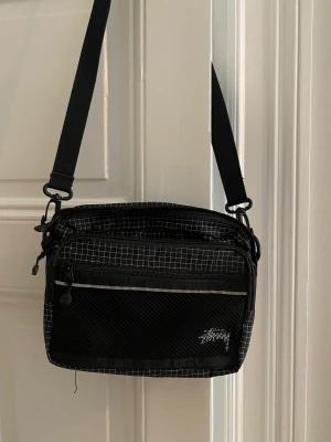 Stussy Cordura Shoulderbag - Riktigt fet shoulderbag i perfekt skick från Stussy, tillsammans med Cordura, vilket gör den slitstark och tålig.   Nypris på denna ligger på 1500SEK  Skriv vid riktigt intresse😁