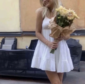 Klänning zara - Lägger ut igen!  Säljer den här jättefina sommarklänningen från zara 💞Endast använd en gång! Nypris: 399kr 