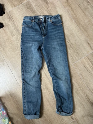 Jeans  - Storlek 38 Nyskick  Från Madlady 