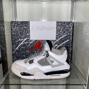 Jordan 4 Military Black - J4 som är i size 44. Sparsamt använda i runt 3 månader. Nypris ligger på runt 4000kr. Mötts upp i Stockholm annars frakt. Tar emot bud. Dom är äkta. 
