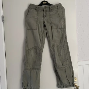 Byxor - Byxor raka i benen. Militär gröna. Lågmidjade. Storlek S