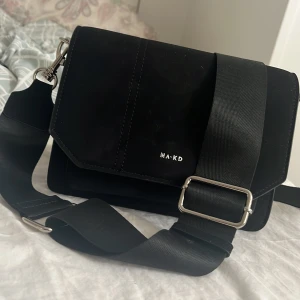 NA-KD väska  - Väska från Na-kd. Mycket fint skick då endast är använd enstaka gånger!  Nypris: 499kr Mitt pris: 250kr  Köpare står för frakt, pris går att diskutera:) 