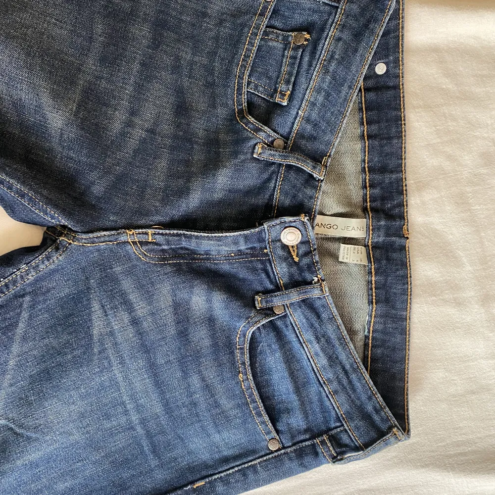Jätte fina bootcut jeans,andvända fåtal gånger.super bra skick!👌🏼kom privat för fler bilder eller frågor!💞(köparen står för frakten‼️)pris kan diskuteras!. Jeans & Byxor.