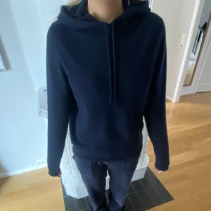 Soft goat hoodie  - Marinblå soft goat hoodie stl S💕superbra sick, inte använt så mycket. Inte defekter osv. Finns inte kvar på hemsidan. Nypris runt 2500 kr om jag minns rätt. (Pris kan diskuteras)