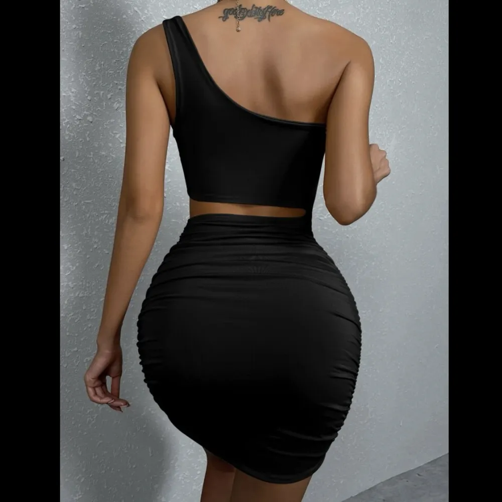 fin svart klänning som endast kommit till användning en gång💓. Klänningar.