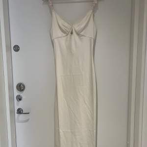 Helt oanvänd klänning från Adoore i modellen ”Nimes dress” i en lyxig krämvit färg! Alla klänningens lappar hänger kvar. Köparen står för frakten Nypris 1295kr