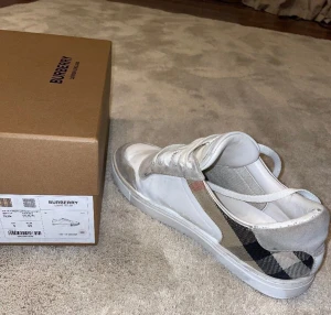 Burberry skor - Säljer dessa då jag inte använder den längre. Använd fåtal gånger och skicket är 8/10 inga skador förutom lite i sulan. För mer info skriv! Öppen för byte 