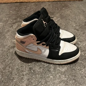 Jordan 1 mid - Jordans , lite creasade annars väl tagit hand om. Strl 36,5 , 23.5cm 