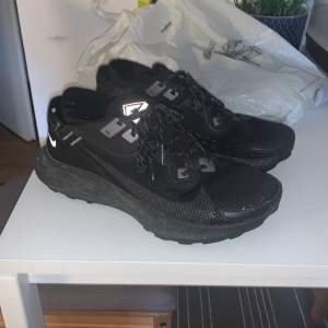 Svarta gortex skor från Nike, cond 6/10 har slit skador men inga andra defekter 