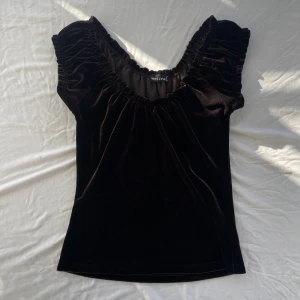 Sammet topp  - Sammet topp med jättefin urringning. Väldigt mörk brun färg. Storlek L på lappen men passar mer M (och S om man vill ha en lösare passform). Inga defekter, jättefint skick. Köps via Swish eller köp nu 💋