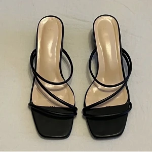 Svarta klackar - Skitsnygga svarta klackar i storlek 39 som är helt oanvända!! 🖤 Köp direkt för 350kr + frakt!