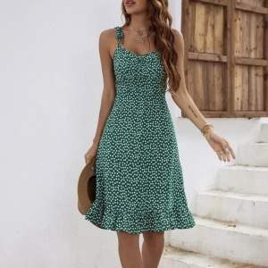 Blommig grön klänning - Oanvänd grön sommarklänning