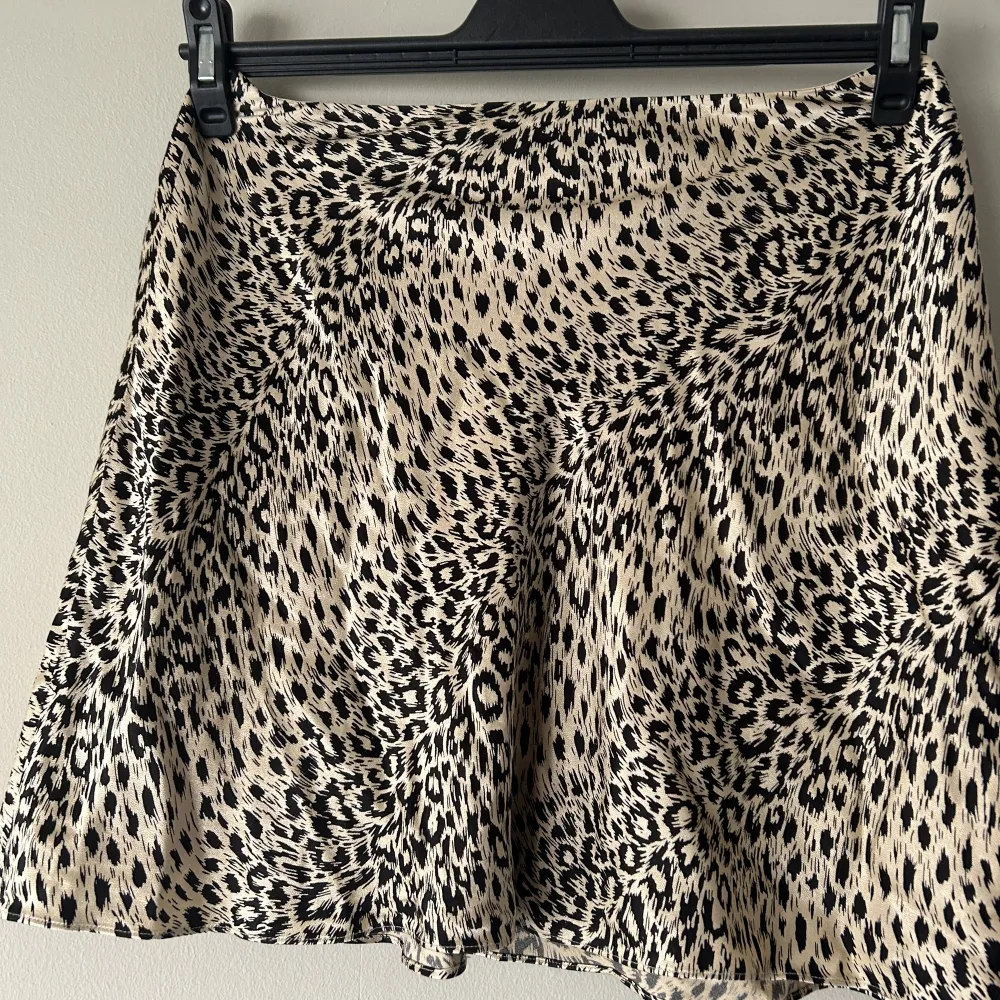 En jätte fin guldiga leopard kjol i satin från & Other Stories!! Passar perfekt både till vintern och sommar. Knappt använd så inga defekter alls . Kjolar.