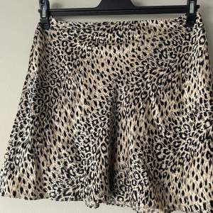 En jätte fin guldiga leopard kjol i satin från & Other Stories!! Passar perfekt både till vintern och sommar. Knappt använd så inga defekter alls 