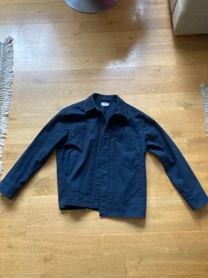 Overshirt från weekday!  - Hej säljer nu en overshirt från weekday.  Färg mörkblå! Storlek S  Pris 250!  Skriv gärna om du är intresserad! 