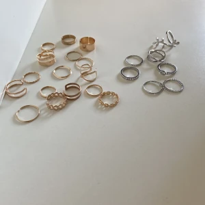 Ringar - Inte äkta utan bara nån metall, vissa är inte alls använda medans vissa andra är använda få gånger. Säljer de  tillsammans eller 3kr per ring, annars för alla tillsammans 27kr + 15kr frakt🫶 de silvriga är sålda!