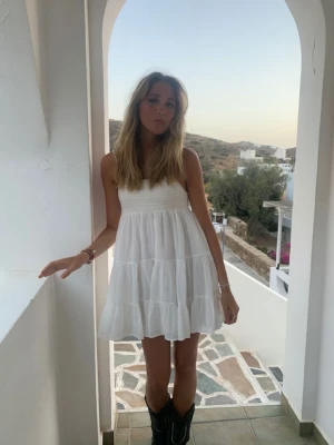 Zara klänning - Säljer denna superfina zara klänning💕 Bara använd några få gånger! Säljer då jag har flera andra vita klänningar ☺️