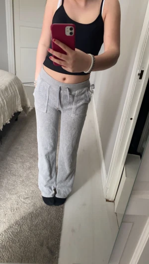 Säljer grå juicy byxor!! - Jätte fina juicy byxor i storlek xxs men passar som xs💓jätte fina men passar bara inte mig👌dem är använd skick och har lite slitet material men jätte  fina!!❤️❤️