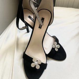 Klackskor - Klackar med rhinestone blomma! Så snygga, perfekt till balen😍