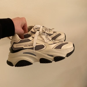 Knappt använda, Steve Madden sneakers - Använda fåtal gånger, perfekt skick! Nypris; 899:-