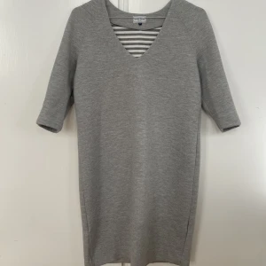 Grå klänning  - Klänning i lite tjockare material. ”Sweatshirt”-tyg. Knappt använd 